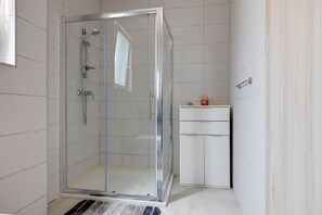 Douche, sèche-cheveux, serviettes fournies, papier toilette