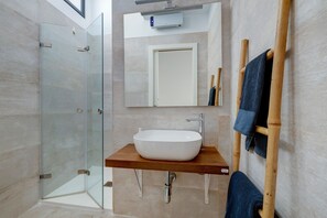 Douche, serviettes fournies