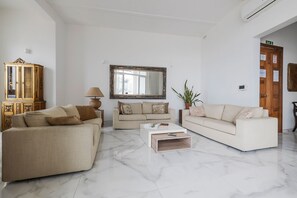 TV - Bright 3BR with Sea Views in Central Sliema (Sliema)