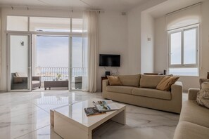 TV - Bright 3BR with Sea Views in Central Sliema (Sliema)