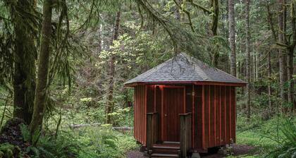 Glamping Paradise Yurt with SHARED bath, 1 Mile from Mt Rainier Entrance