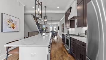 Refrigerador, microondas, horno y parrilla de estufa