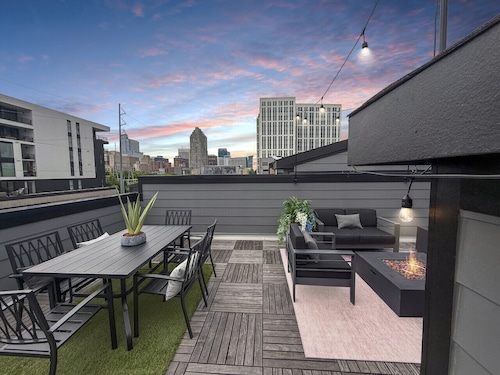 3BR Luxury & Downtown - Roof Top Deck! Sleeps 8