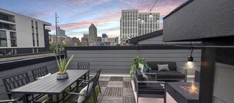 3BR Luxury & Downtown - Roof Top Deck! Sleeps 8