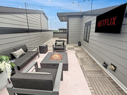3BR Luxury & Downtown - Roof Top Deck! Sleeps 8