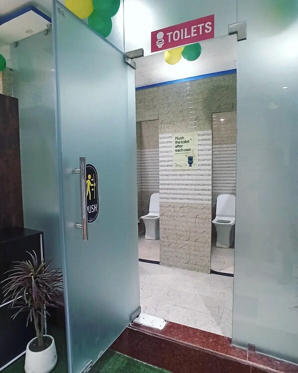 Slaapzaal, balkon, uitzicht op de stad | Kamervoorziening