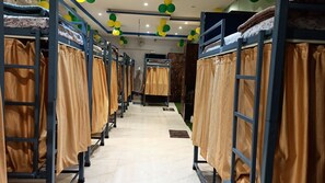 Slaapzaal, balkon, uitzicht op de stad | Hypoallergeen beddengoed, een kluis op de kamer, een laptopwerkplek