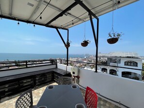 Outdoor dining - Apartment a few blocks from the beach (Puerto Vallarta)