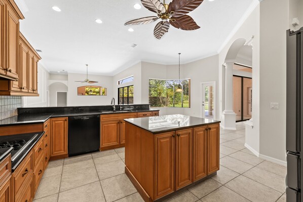 Micro-ondes, four, plaque de cuisson, lave-vaisselle