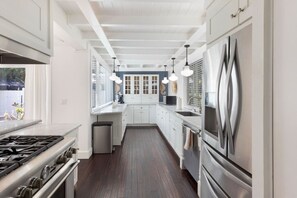 Fridge, microwave, oven, stovetop - Rowdy Rooster ~Steps to Atlantic ~ Hot Tub (Delray Beach)