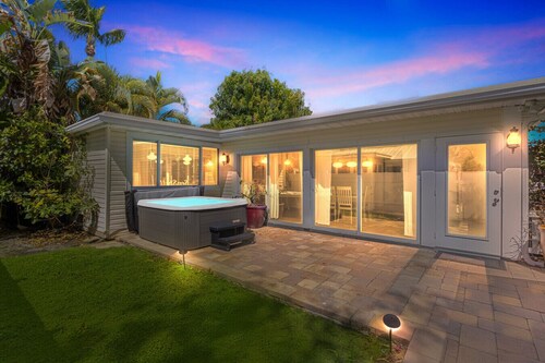 Rowdy Rooster ~Steps to Atlantic ~ Hot Tub