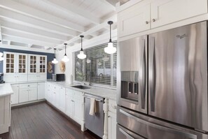 Fridge, microwave, oven, stovetop - Rowdy Rooster ~Steps to Atlantic ~ Hot Tub (Delray Beach)