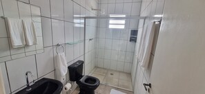 Regadera, toallas, papel de baño 