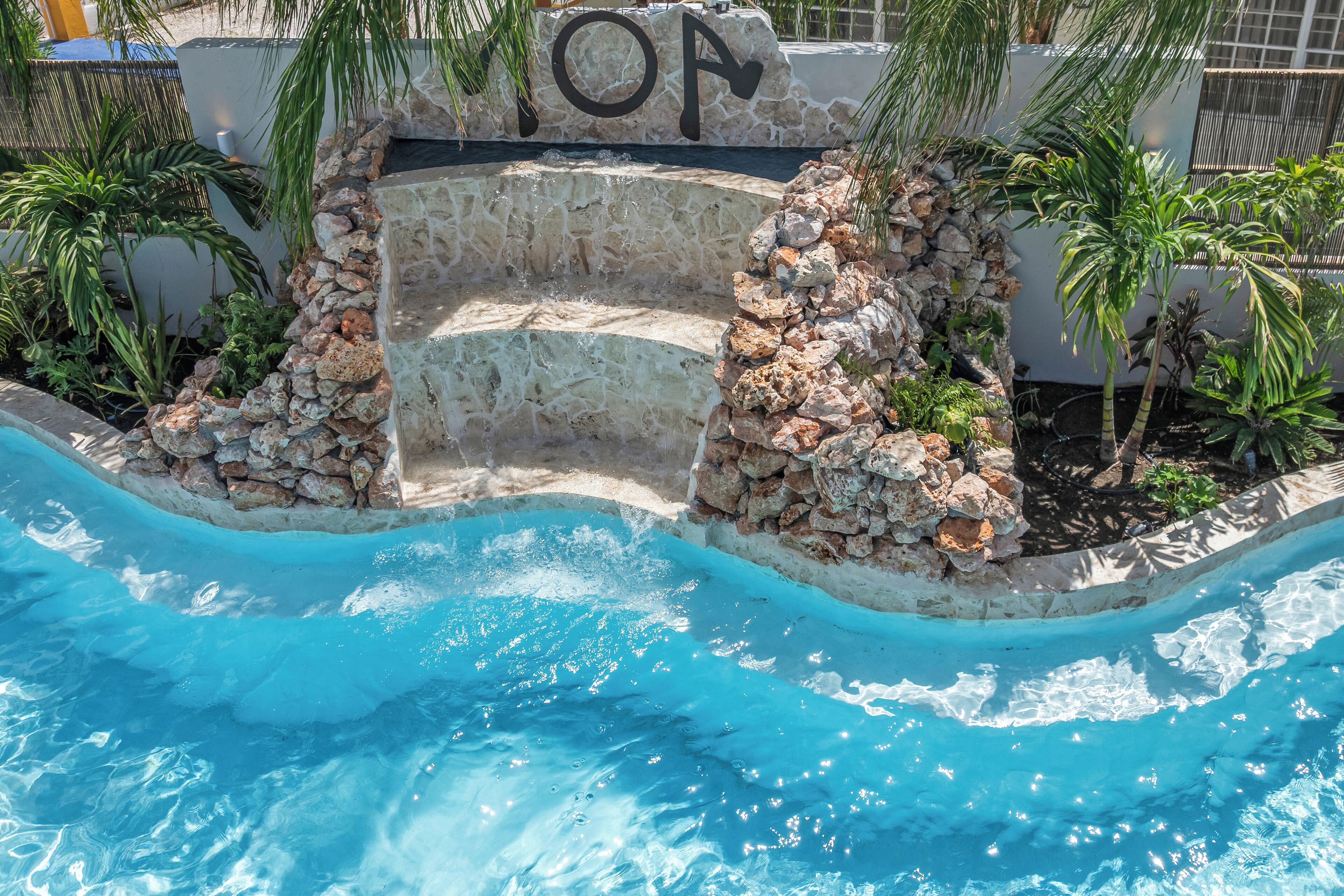 Una piscina al aire libre, camas de piscina gratis, sombrillas