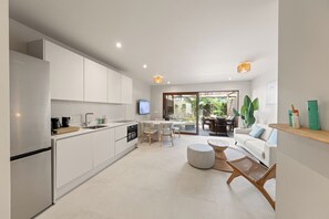 Family Bungalow, 2 Bedrooms, Lanai, Garden View | Living area