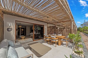 Comfort-Bungalow, Veranda, Poolblick | Terrasse/Patio