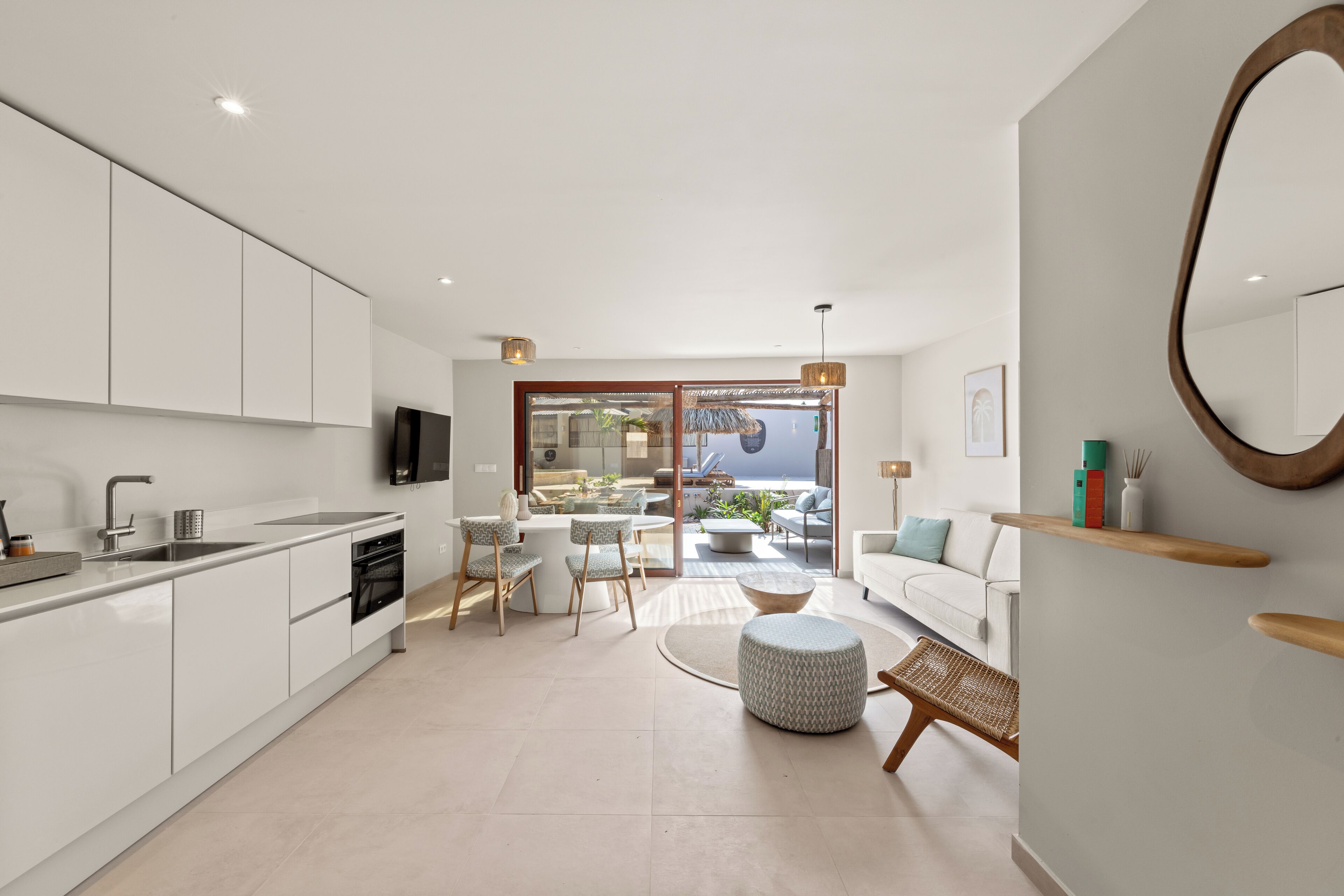 Bungalow tiện nghi đơn giản, lanai, quang cảnh hồ bơi | Khu phòng khách