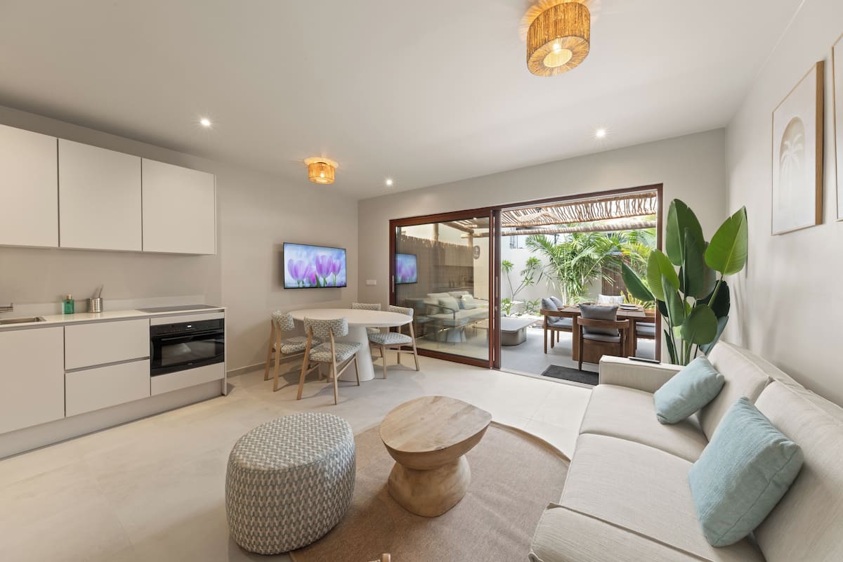 Perhebungalow, 2 makuuhuonetta, lanai, näköala puutarhaan | Oleskelualue
