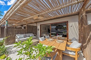 Bungalow Comfort, beranda, pemandangan kolam renang | Teras/patio