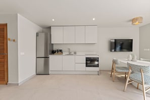 Bungalow Comfort, beranda, pemandangan kolam renang | Dapur pribadi | Lemari es, microwave, oven, dan kompor