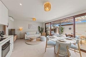 Deluxe Bungalow, 1 Bedroom, Lanai, Garden View | Living area