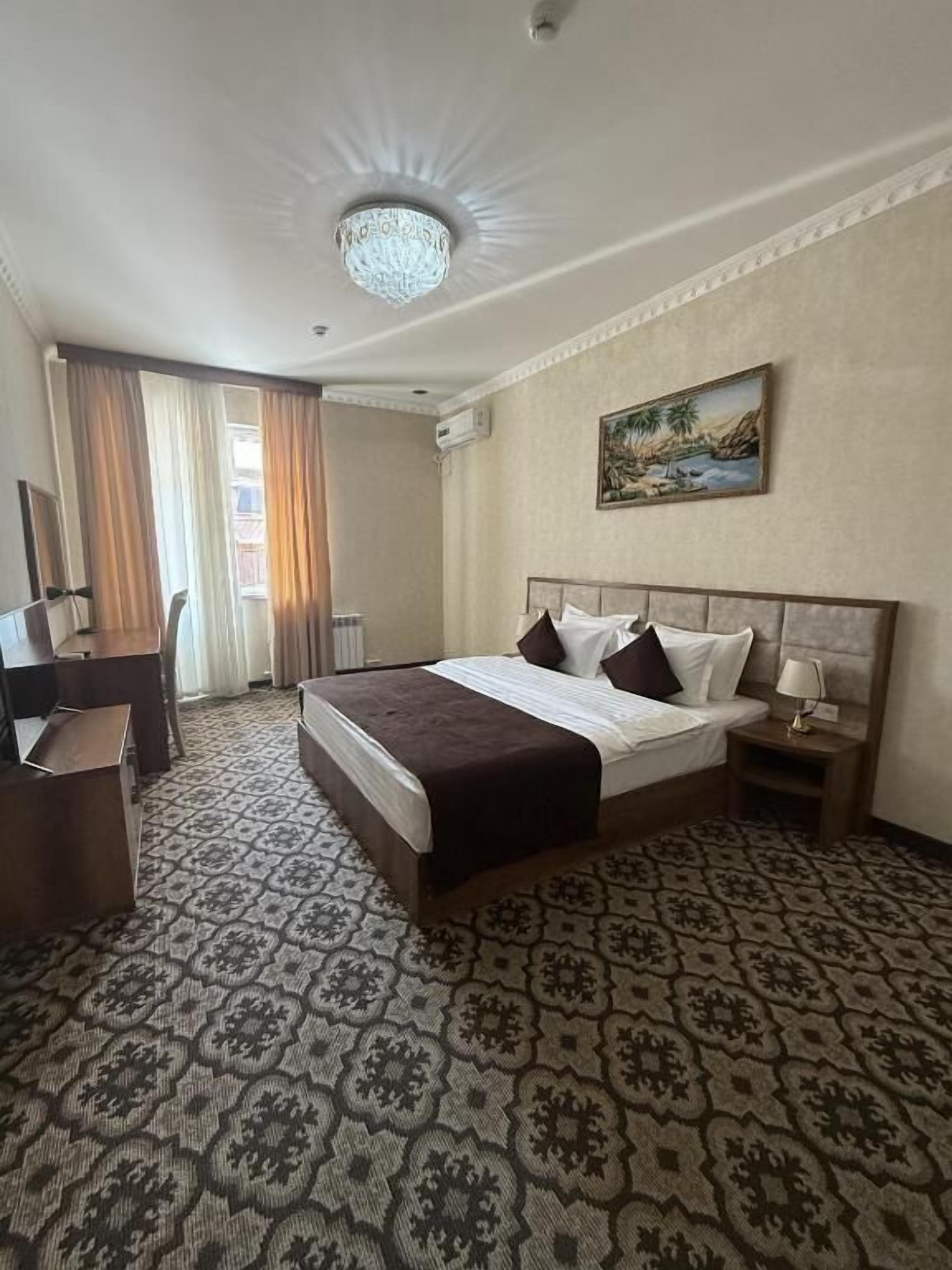 Brankas, meja kerja, dan Wi-Fi gratis