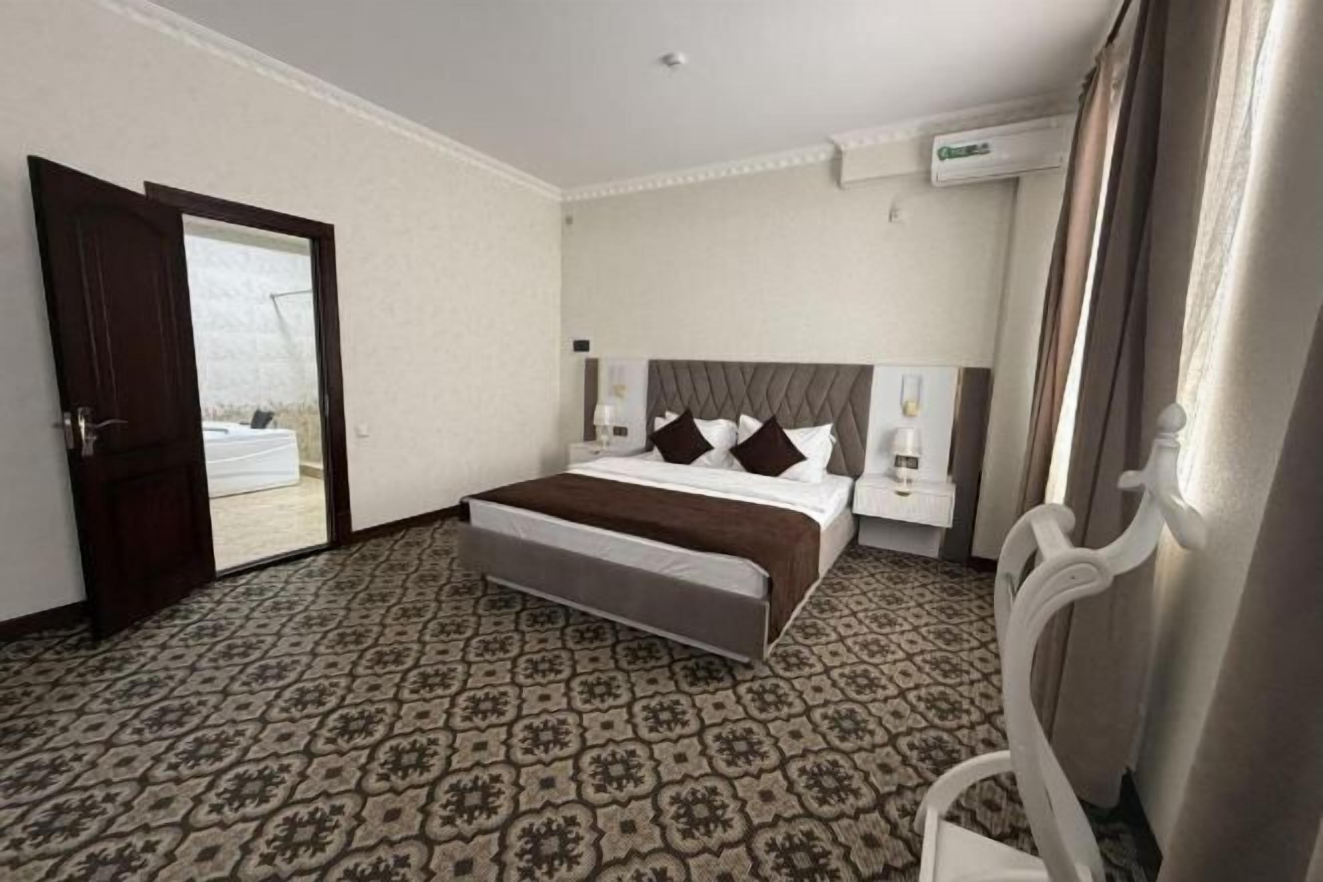 Brankas, meja kerja, dan Wi-Fi gratis