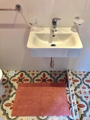 Hårtørrer, håndklæder, Sæbe, Toiletpapir