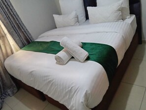 1 bedroom, iron/ironing board, WiFi, bed sheets - Self Catering 1-bedroom apartment in wonderful Johannesburg South with WiFi, AC (Johannesburg South)