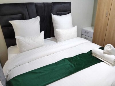 Self Catering 1-bedroom apartment in wonderful Johannesburg South with WiFi, AC