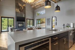 Jääkaappi, mikroaaltouuni, uuni, liesi