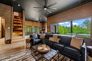 Smart TV, chimenea, mesa de ping pong