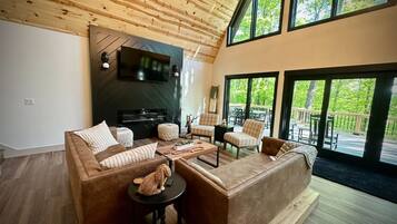 Smart TV, chimenea y libros