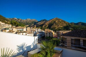 A town with buildings and mountains in the background.