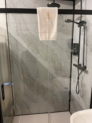 Douche, séchoir à cheveux, serviettes fournies, savon