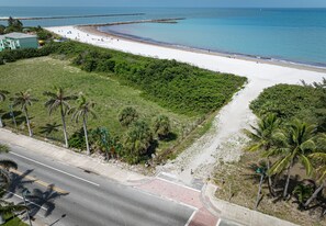 Plage à proximité, chaise longue, serviettes de plage