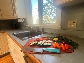 Mikrobølgeovn, ovn, kokeplater og oppvaskmaskin