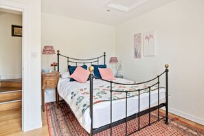2 bedrooms, desk, iron/ironing board, free WiFi - Family-friendly flat in the heart of Brockenhurst near trails (Hampshire)