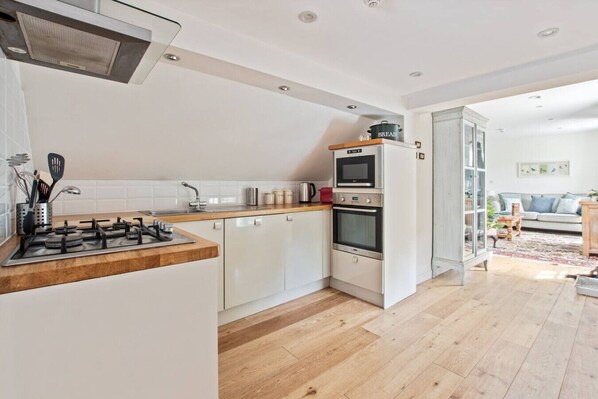 Fridge, microwave, oven, stovetop - Family-friendly flat in the heart of Brockenhurst near trails (Hampshire)