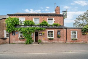 Exterior - Family-friendly flat in the heart of Brockenhurst near trails (Hampshire)