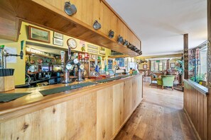 Bar (on property) - Family-friendly flat in the heart of Brockenhurst near trails (Hampshire)