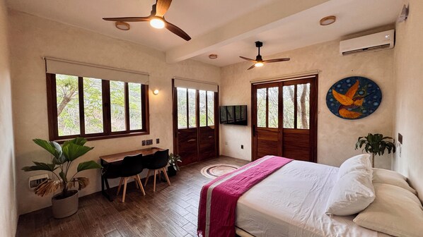 Chambre, 1 très grand lit, vue sur la montagne | Coffre-fort pour ordinateur portable, accès au Wi-Fi (inclus)