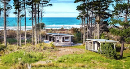 Mahanga Dunes Retreat - Mahia Holiday Home