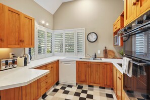 Réfrigérateur, micro-ondes, lave-vaisselle, cafetière/bouilloire