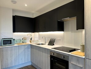 Jääkaappi, mikroaaltouuni, uuni, astianpesukone