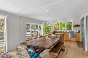 Dining - Heron's Hideaway - Snells Beach Holiday Home (Snells Beach)