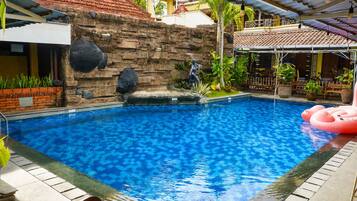Kolam renang outdoor
