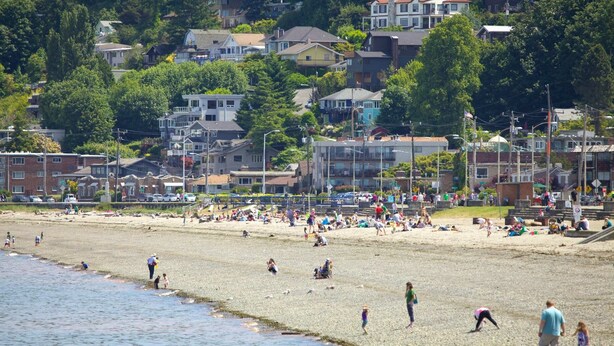 A beach with people and buildings in the background. - West Seattle Junction • Private Parking • Walkable • 15 mins from Downtown (Seattle)