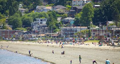 West Seattle Junction • Private Parking • Walkable • 15 mins from Downtown