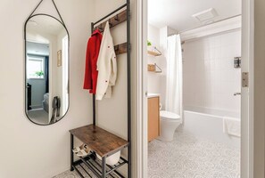 Haartrockner, Bidet, Handtücher, Seife